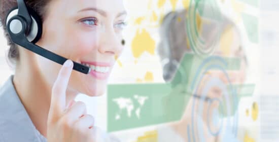 casque femme travaillant